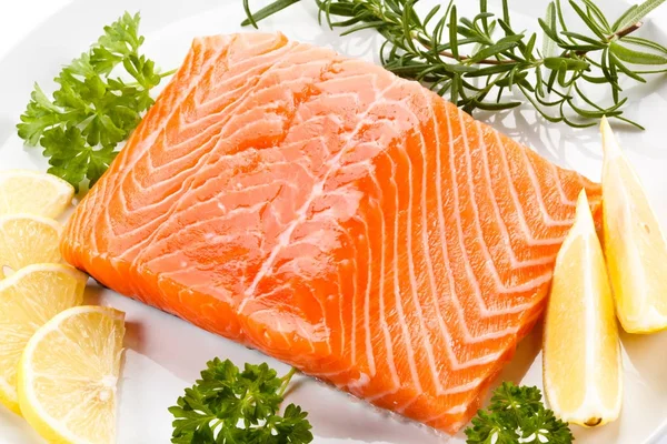 Filete fresco de salmón crudo sobre fondo blanco — Foto de Stock