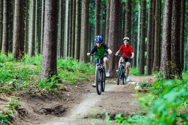 Hälsosam livsstil - tonårig flicka och pojke cykling — Stockfoto