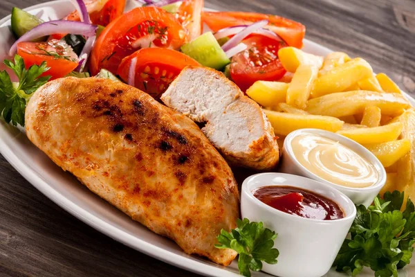 Peito de frango frito com batatas fritas e salada de legumes — Fotografia de Stock