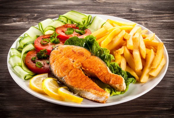 Fried salmon and vegetables — Stock Photo, Image