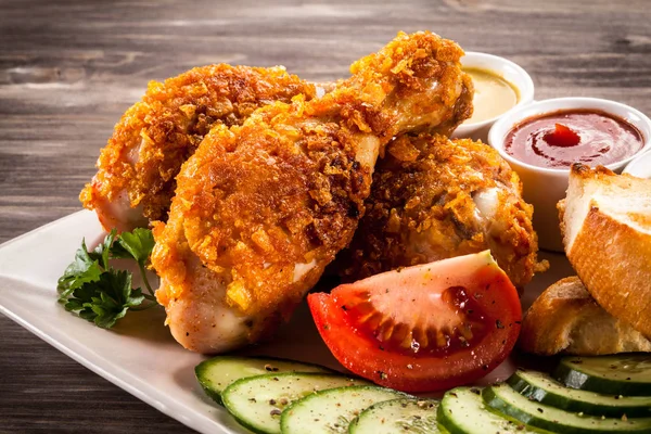 Nuggets de frango frito e legumes — Fotografia de Stock