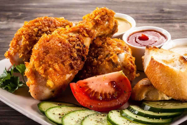 Nuggets de frango frito e legumes — Fotografia de Stock