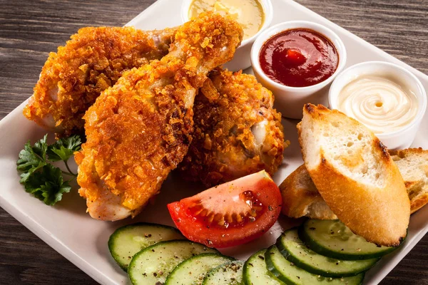 Fried chicken nuggets och grönsaker — Stockfoto