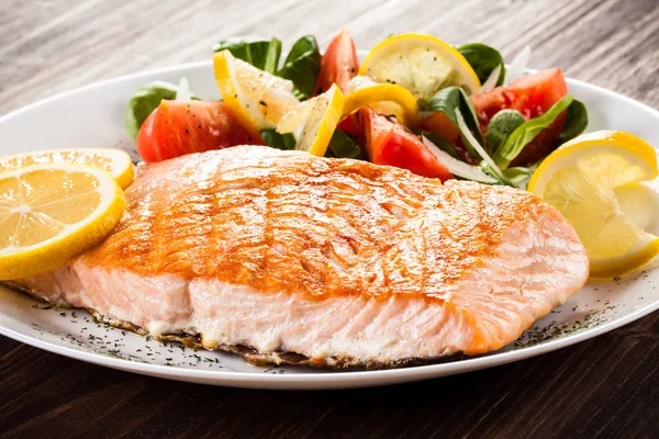 Salmone alla griglia e verdure — Foto Stock