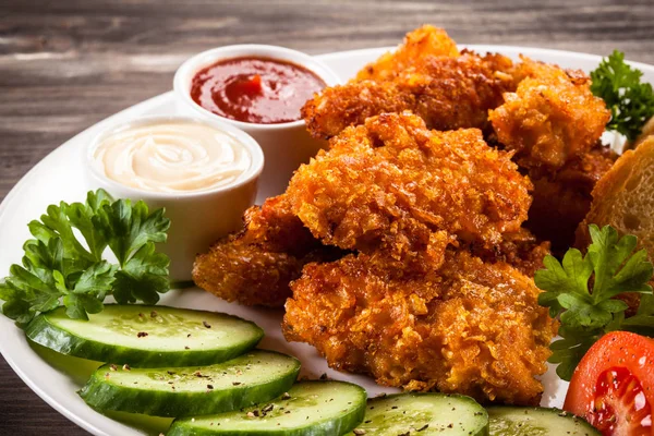 Nuggets de frango frito e legumes — Fotografia de Stock