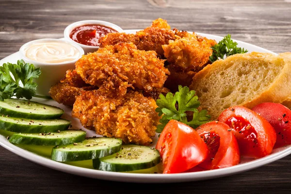 Nuggets de frango frito e legumes — Fotografia de Stock