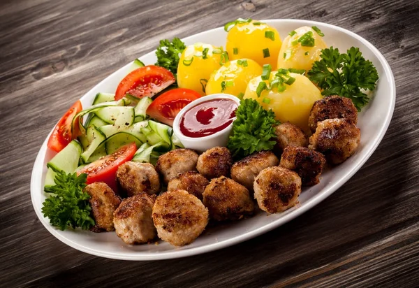 Kızartma köfte, patates ve sebze salatası — Stok fotoğraf