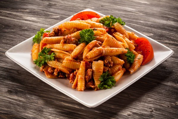 Penne med kött, tomatsås och grönsaker — Stockfoto