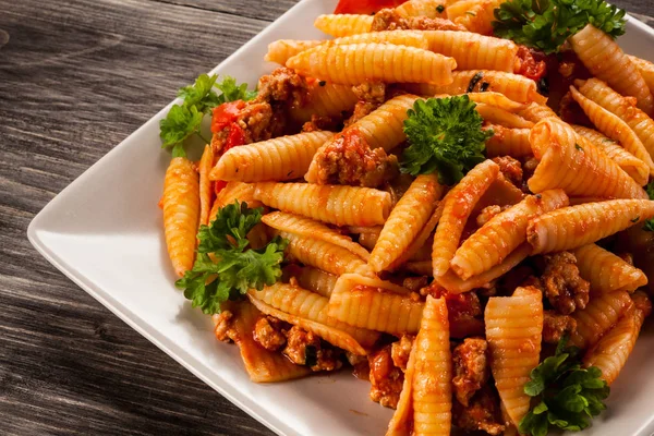 Penne mit Fleisch, Tomatensauce und Gemüse — Stockfoto