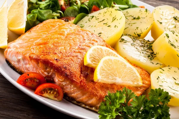 Fried salmon and vegetables — Stock Photo, Image