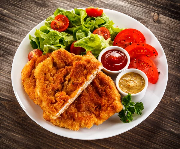 Fried Pork Chops Vegetable Salad — Stock Photo, Image