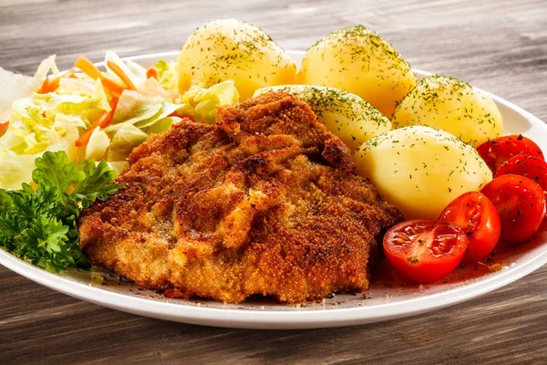 Stekta Kycklingfiléer Kokt Potatis Och Grönsakssallad — Stockfoto