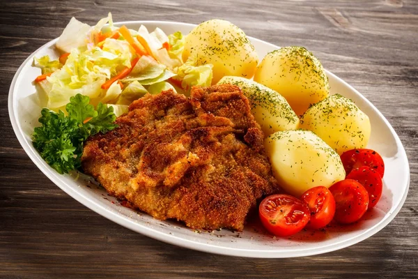 Filé Sült Csirke Főtt Burgonya Zöldség Saláta — Stock Fotó
