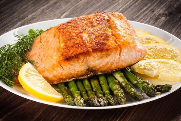 Salmon Panggang Dan Asparagus — Stok Foto