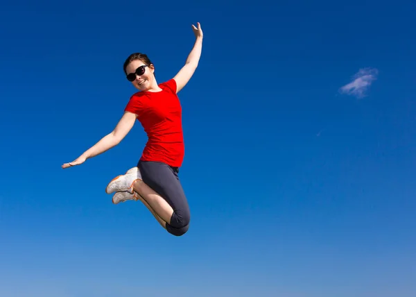 Tizenéves Lány Jumping Szabadtéri Ellen Blue Sky — Stock Fotó