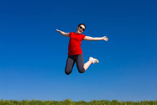 Adolescente Chica Saltando Aire Libre Contra Cielo Azul —  Fotos de Stock