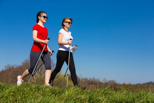 Nordic Walking Активные Люди Работающие Открытом Воздухе — стоковое фото