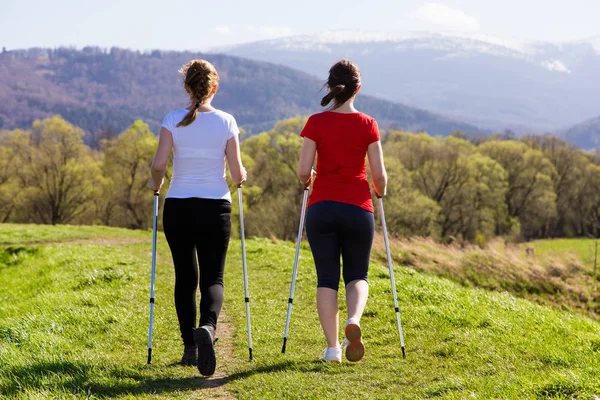 Nordic Walking Активные Люди Работающие Открытом Воздухе — стоковое фото