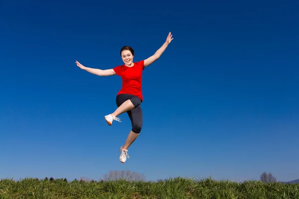 Ragazza Adolescente Che Salta All Aperto Contro Cielo Blu — Foto Stock