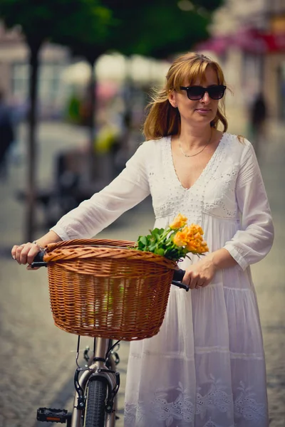 都市サイクリング 女性と街の自転車 — ストック写真