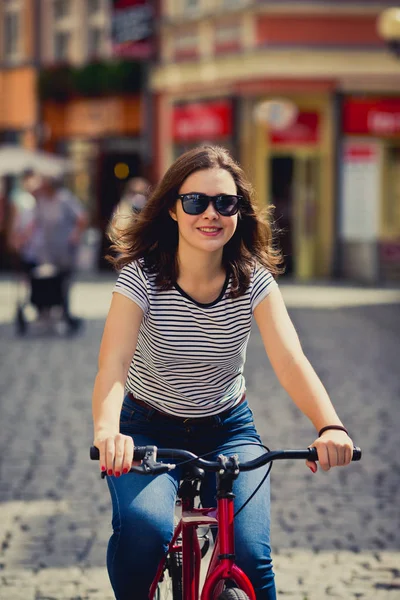 Ciclismo Urbano Mujer Joven Bicicleta Ciudad —  Fotos de Stock