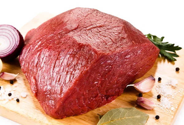 Carne Fresca Cruda Sobre Tabla Cortar Sobre Fondo Blanco —  Fotos de Stock