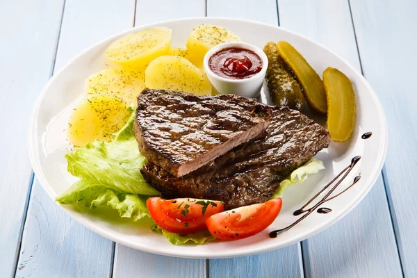 Steaks Vom Grill Pellkartoffeln Und Gemüsesalat — Stockfoto