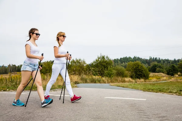 Nordic Walking Aktiva Människor Tränar — Stockfoto