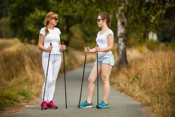 Caminata Nórdica Personas Activas Haciendo Ejercicio —  Fotos de Stock