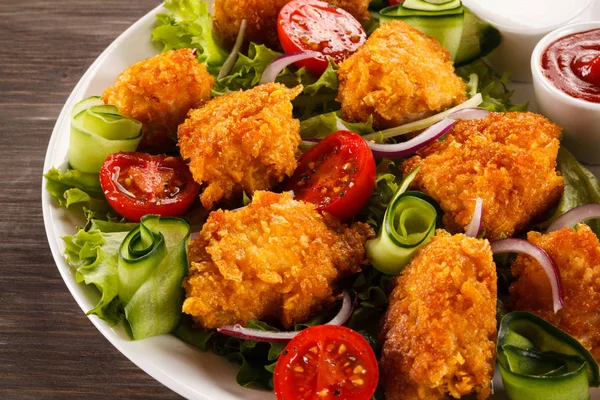 Stekt Kyckling Nuggets Med Grönsaker — Stockfoto