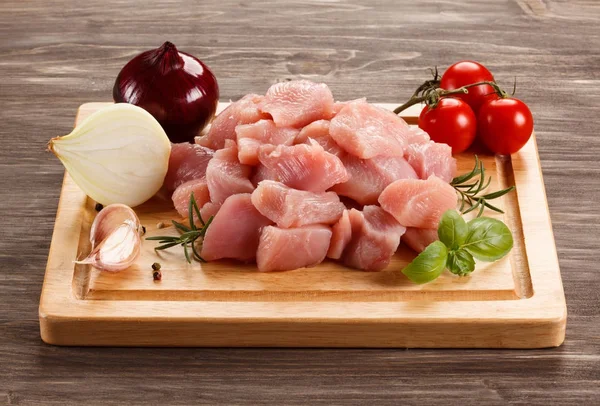 Petto Pollo Crudo Sul Tagliere — Foto Stock