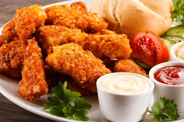 Grillad Kyckling Nuggets Och Grönsaker — Stockfoto