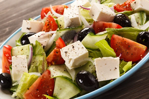 Ahşap Arka Planda Yunan Salatası — Stok fotoğraf