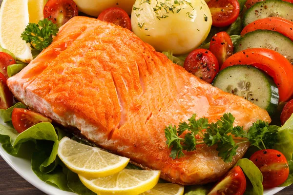 Gegrilde Zalm Met Aardappelen — Stockfoto