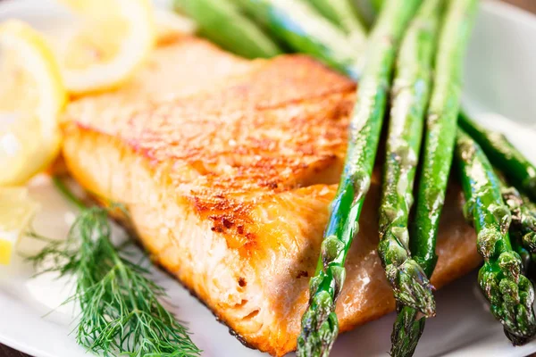 Salmone Alla Griglia Asparagi — Foto Stock