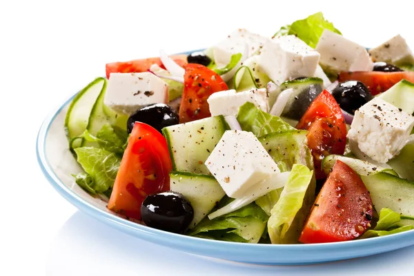 Salada Grega Sobre Fundo Branco — Fotografia de Stock