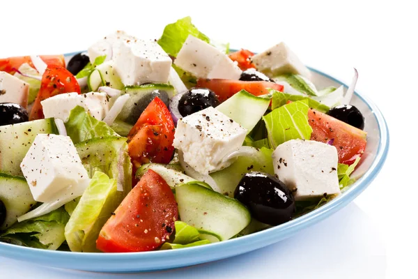 白い背景の上のギリシャ風サラダ — ストック写真