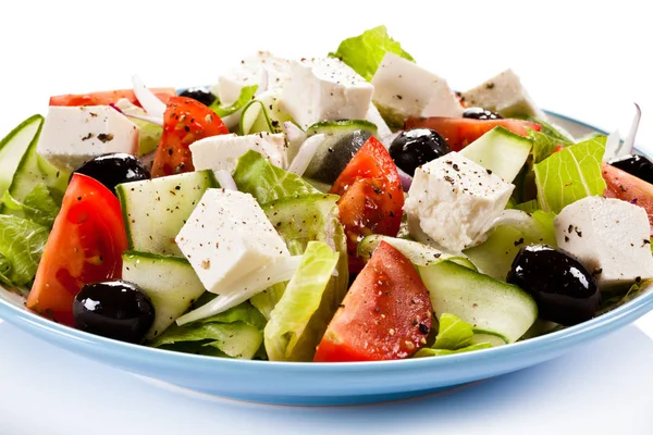 白い背景の上のギリシャ風サラダ — ストック写真