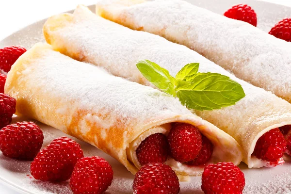 Crêpes Mit Himbeeren Und Sahne — Stockfoto