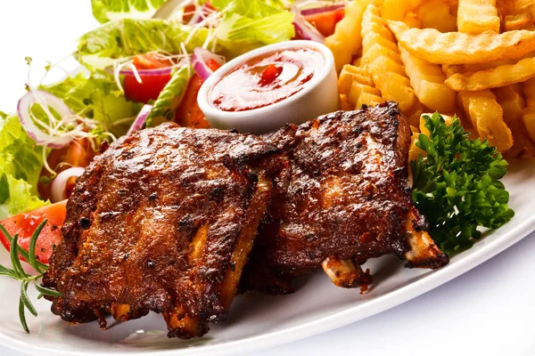 Costillas Parrilla Papas Fritas Verduras Sobre Fondo Blanco — Foto de Stock