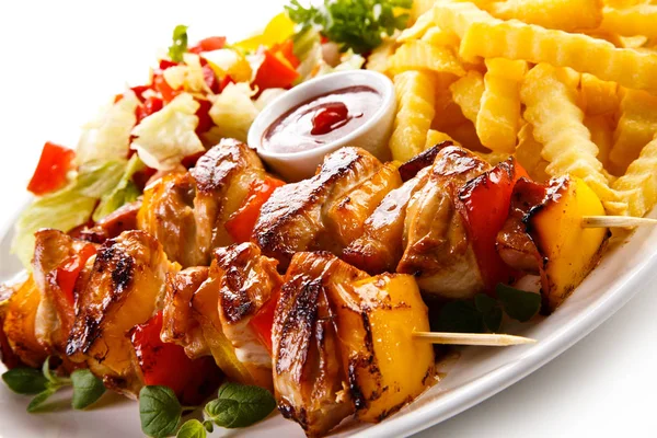 Kebab Grillat Kött Och Grönsaker Vit Bakgrund — Stockfoto