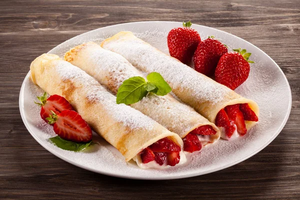 Pfannkuchen Mit Sahne Und Erdbeeren — Stockfoto