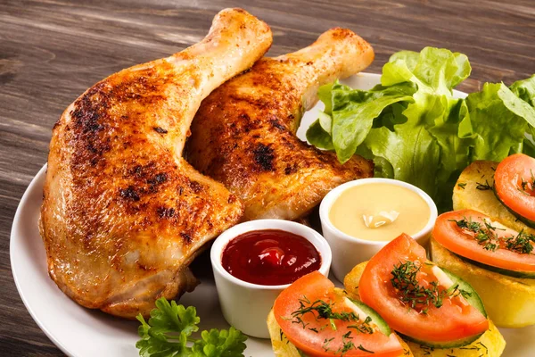 Kaki Ayam Panggang Dengan Keripik Latar Belakang Putih — Stok Foto