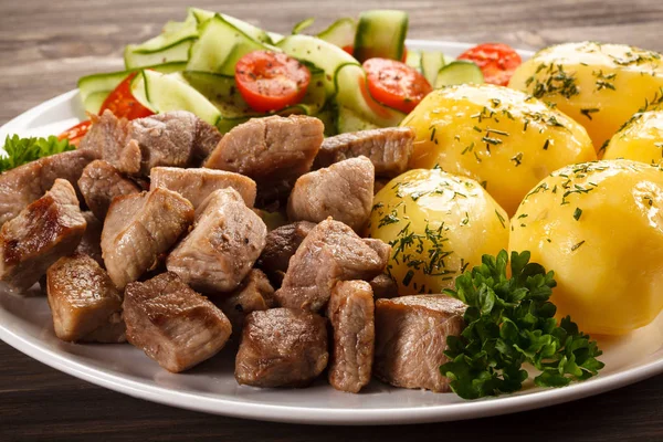 Carne Grelhada Com Batatas Legumes Cozidos — Fotografia de Stock