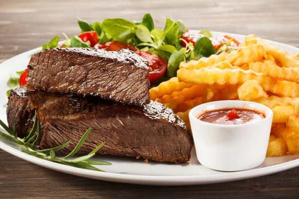 Grilovaný Steak Hranolky Zelenina Bílém Pozadí — Stock fotografie