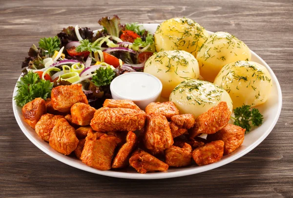 Carne Grelhada Com Batatas Legumes Cozidos — Fotografia de Stock