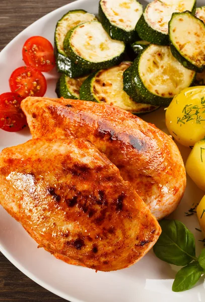Daging Ayam Goreng Kentang Rebus Dan Salad Sayuran — Stok Foto