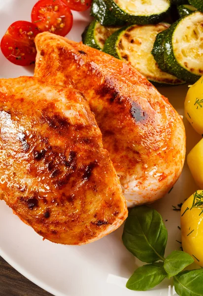 Gebratenes Hühnerfilet Pellkartoffeln Und Gemüsesalat — Stockfoto