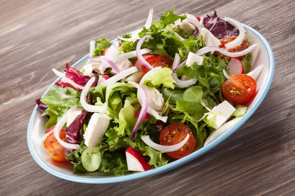 Griekse Salade Houten Ondergrond — Stockfoto