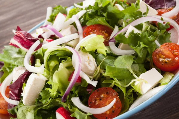Griekse Salade Houten Ondergrond — Stockfoto